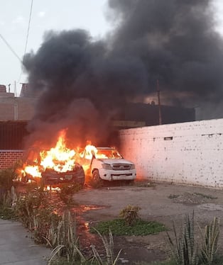 Incendio de dos patrulleros policiales en Nepeña, Áncash. Foto: Municipalidad de Nepeña.