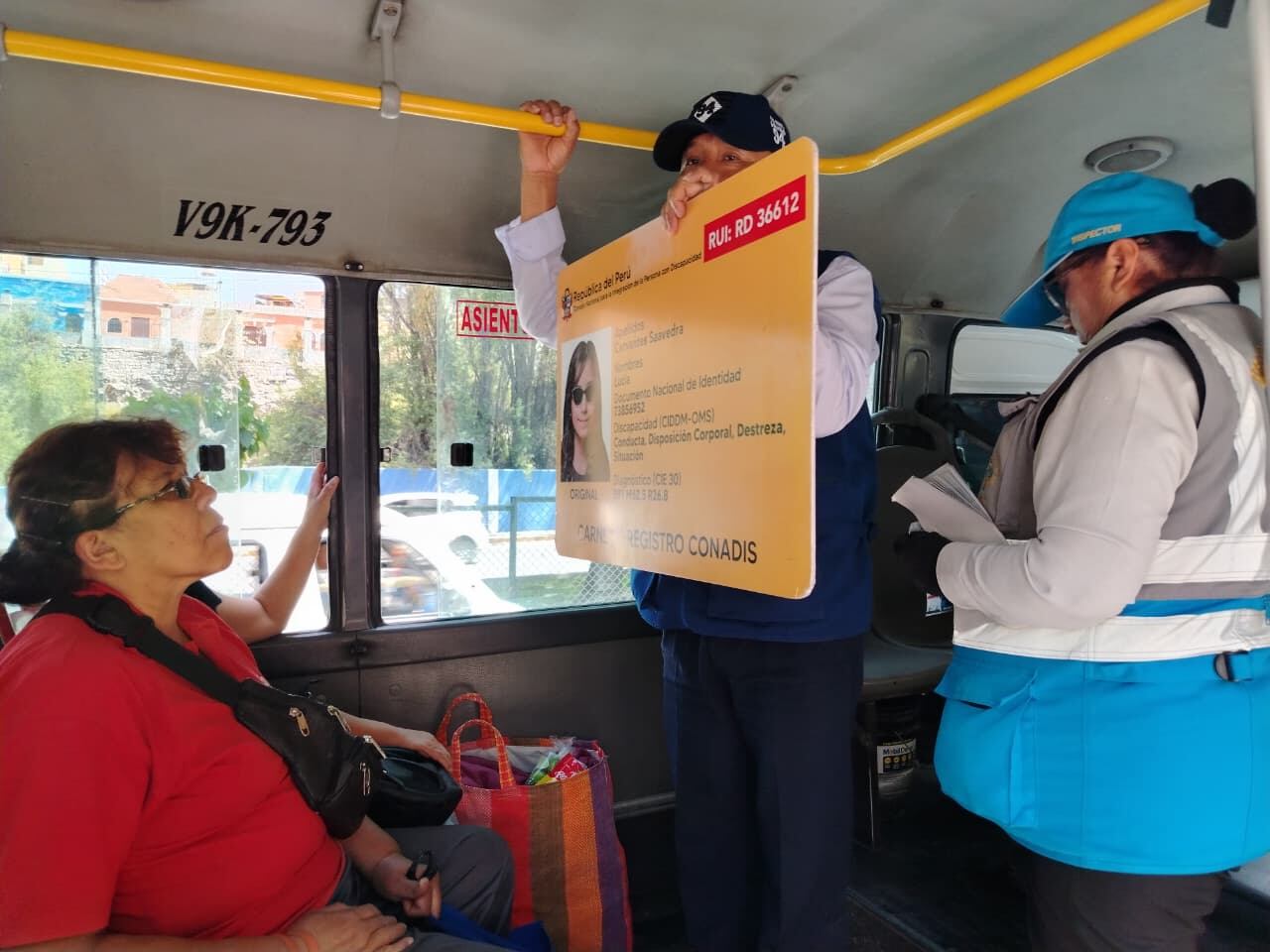 Campaña de sensibilización sobre pase libre a personas con discapacidad al transporte público en Arequipa. Foto: GEC.