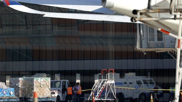 Frustran robo de 32,5 millones de dólares en aeropuerto de Santiago y mueren dos personas