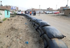 Colocan sacos de arena ante posibles lluvias y huaicos en Trujillo