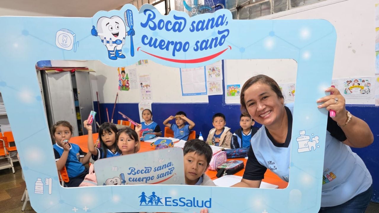 A través de juegos y talleres lúdicos, odontólogos de la Red Asistencial La Libertad enseñaron técnicas de cepillado y entregaron kits de higiene para prevenir la caries infantil.