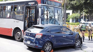 Corredor Rojo sin frenos choca con auto y deja dos heridos en San Isidro