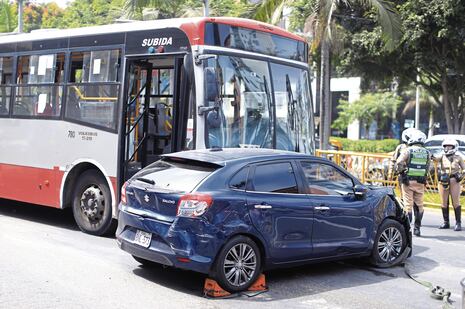 Corredor Rojo sin frenos choca con auto y deja dos heridos en San Isidro