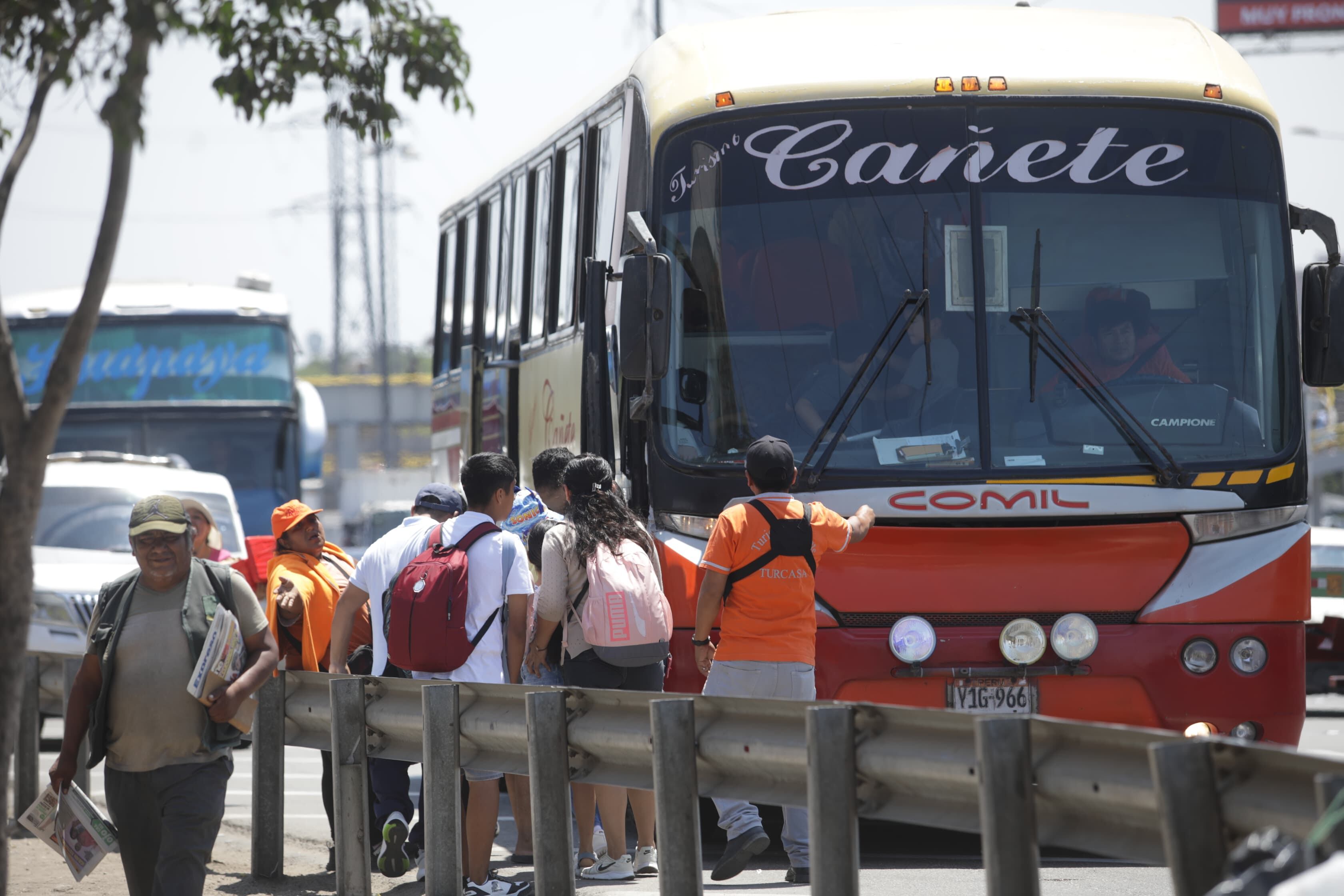 Familias salen de Lima para pasar el feriado largo de Semana Santa en el sur del país. Fotos Britanie Arroyo / @photo.gec
