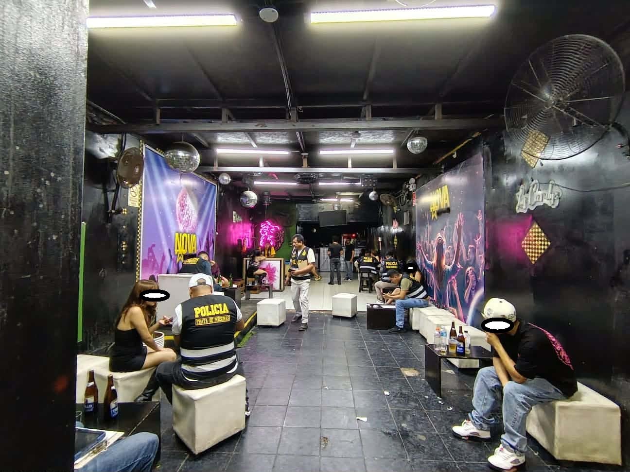 La diligencia se ejecutó en el establecimiento Nova Disco Club, ubicado en la avenida 28 de Julio en Trujillo. Cinco personas fueron intervenidas, entre ellas dos mujeres y un extranjero.