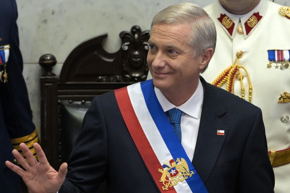 El nuevo presidente de Chile, José Antonio Kast, con la banda presidencial, saluda en el Congreso Nacional en Valparaíso, Chile. (Foto: RODRIGO ARANGUA / AFP)
