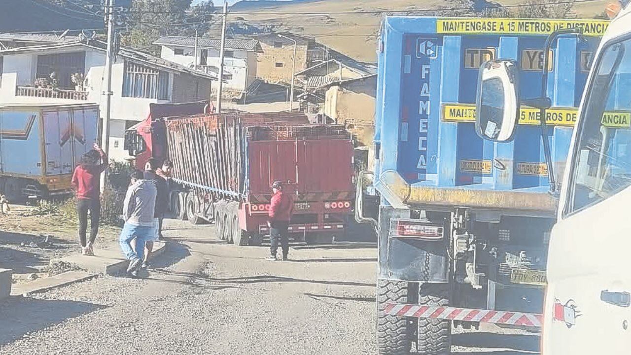 Premier Eduardo Arana anuncia desde Trujillo que ya se dio la orden para que la Policía libere, de manera pacífica, las carreteras. En La Libertad no hay pase en Santiago de Chuco.
