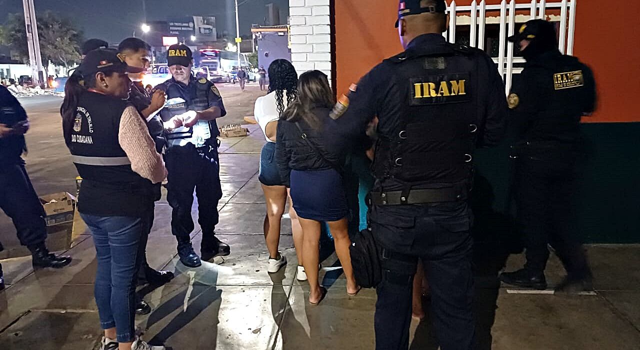 También intervienen a varios hombres que consumían sustancias prohibidas en un parque de la urbanización Palermo.