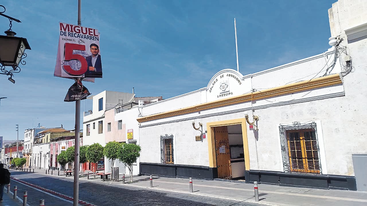 Colocaron afiches cerca al Colegio de Abogados, en pleno Centro Histórico de Arequipa. (Foto: Álvaro Figueroa/@photo.gec)
