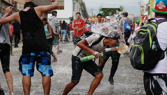 Cientos acuden cada año a Cayma para celebrar sus tradicionales carnavales, pero este 2024 la actividad se suspendió. (FOTO: GEC)