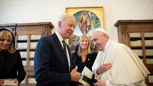 Traductora del papa se vuelve tendencia tras sus reacciones durante encuentros con Joe Biden y Trump (VIDEO)