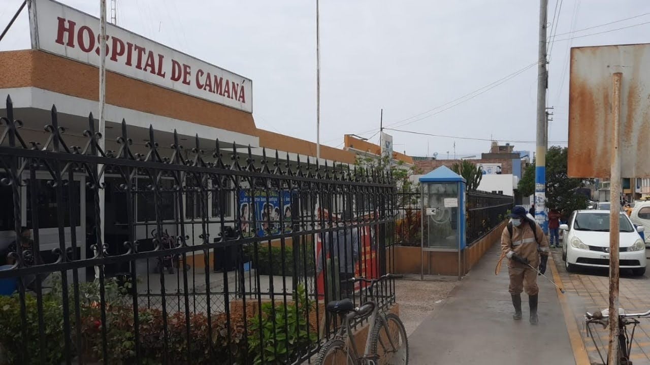 Mujer fue trasladada al hospital de Camaná, su estado de salud es reservado. (Foto: GEC)