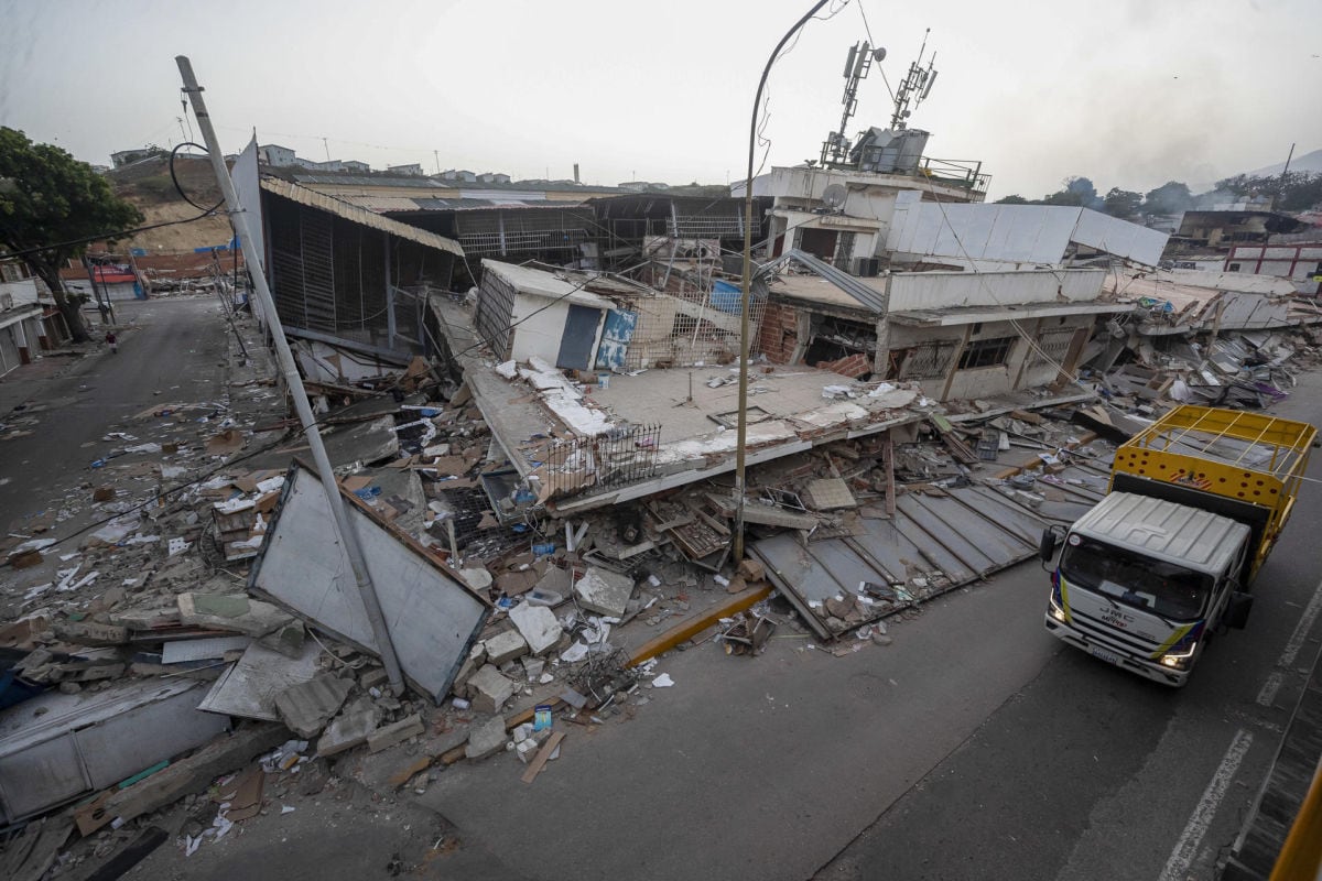 Detalle de un edificio derruido en Catia la Mar, Venezuela, mientras continúa la búsqueda entre los escombros de los edificios, este viernes. Foto: EFE/ Ronald Peña R