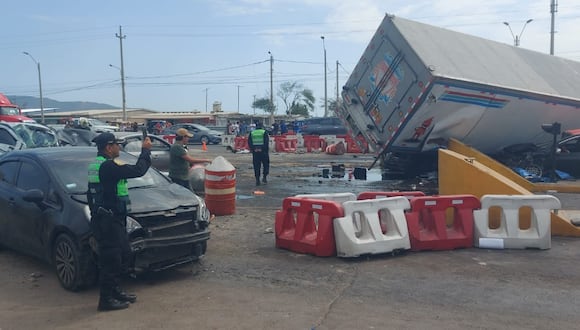 De acuerdo a las primeras investigaciones, camión frigorífico terminó impactando contra 11 vehículos que se encontraban en el peaje de Chicama.