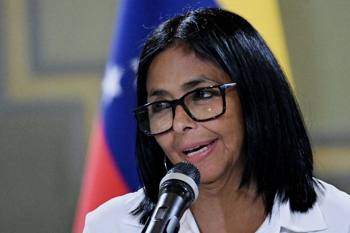 La mandataria informó que inspeccionó las instalaciones del principal terminal aéreo del país y ordenó la activación de un plan alterno para restablecer las operaciones comerciales “a la brevedad”. (Foto: Juan BARRETO / AFP)