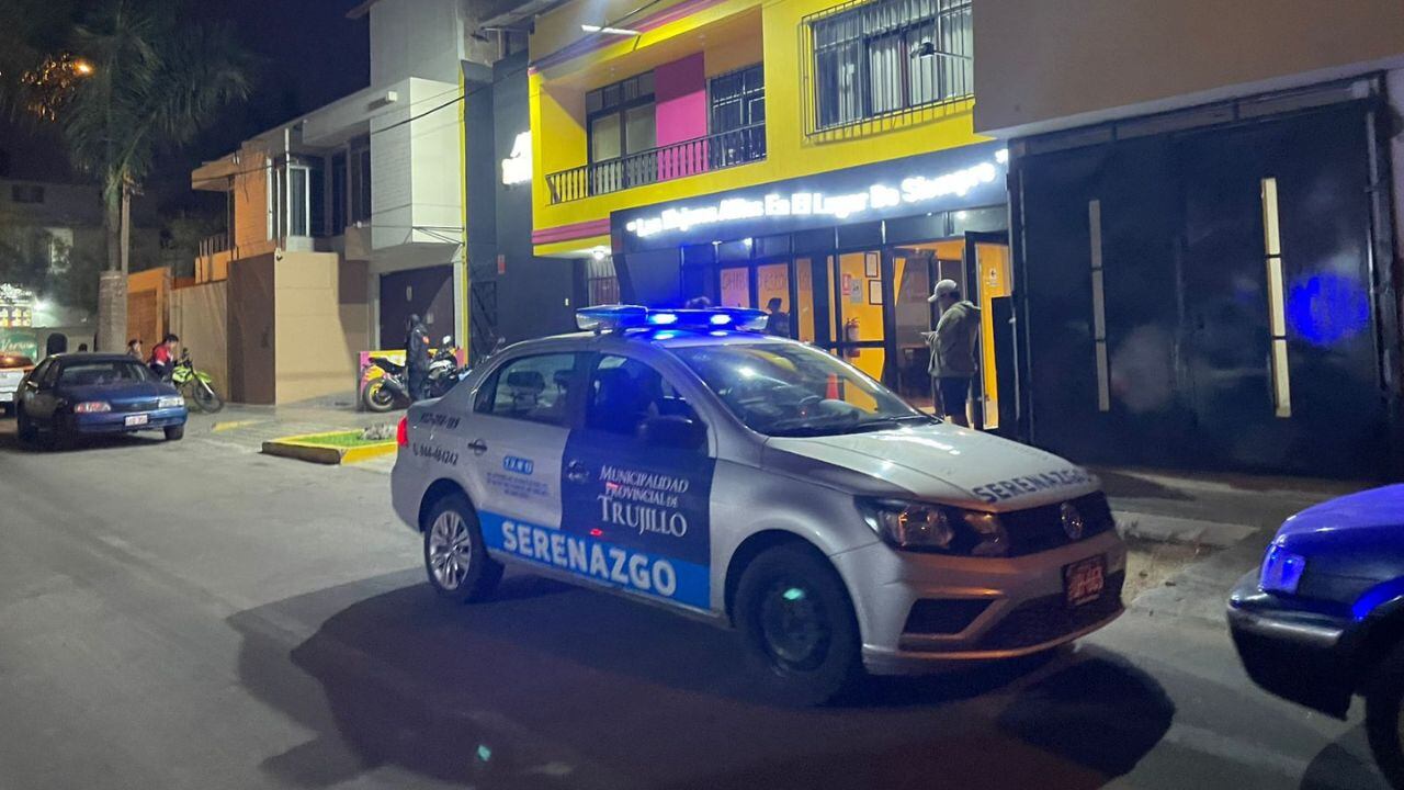 Cámara de seguridad captó a un hombre que llegó en una motocicleta hasta negocio que se ubica en la urbanización Las Quintanas.