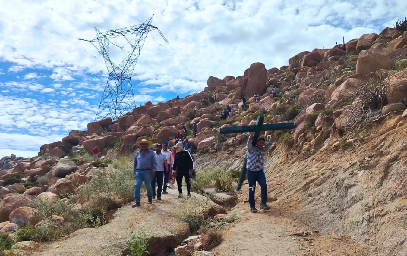 La cruz de Tiabaya bajó del cerro para recibir la bendición de la Mamita de Chapi. Foto: GEC.