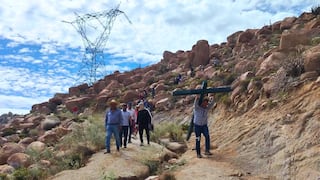 Arequipa: La Cruz de Tiabaya bajó del cerro para recibir la bendición de la Mamita de Chapi