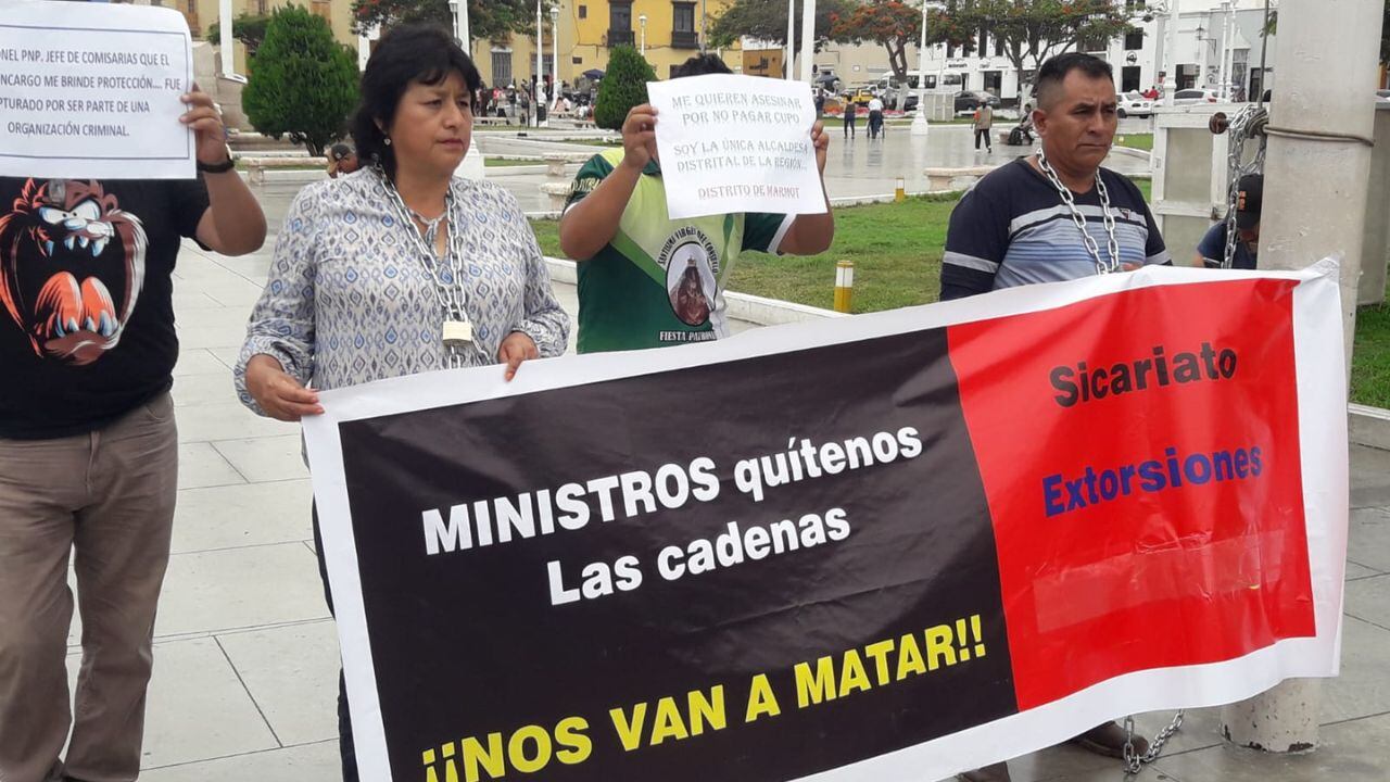 María Castillo señaló que viene siendo extorsionada y le exigen el pago de 50 mil soles. La autoridad edil se encadenó en la Plaza de Armas de Trujillo.