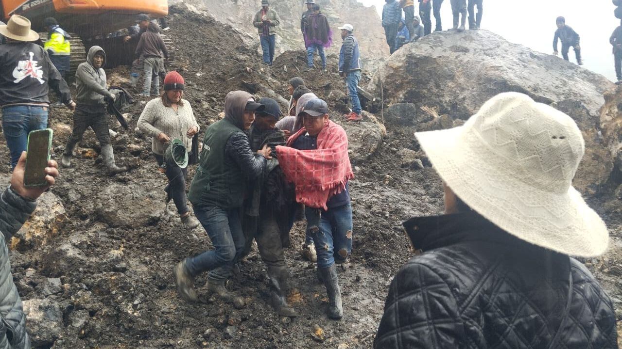 El último viernes a las 10 de la noche, producto de las intensas lluvias, un deslizamiento de tierra y piedras provocó la emergencia. La puerta de acceso a la mina de carbón terminó bloqueada. Un menor de 16 años y cinco adultos lucharon por sus vidas durante casi un día. La ayuda llegó a tiempo y el rescate fue un éxito.