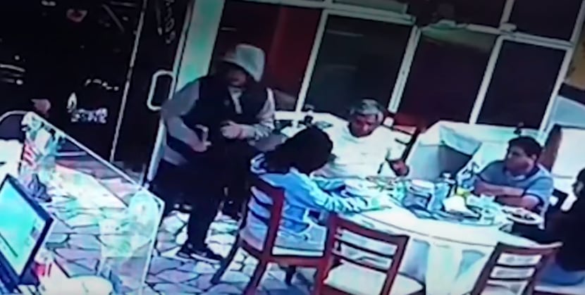 Dos delincuentes armados irrumpieron en un chifa de la avenida Rosa Toro, en San Borja, robando dinero y pertenencias a clientes y trabajadores.