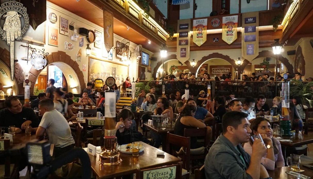 Tiene una variedad de cervezas, lager, ales y lámbicas, de diferentes procedencias: peruanas, alemanas, americanas, belgas, holandesas y mexicanas; que son servidas en menajes personalizados como el cuerno cervecero , botas cerámico, chopp cerámico, copa bindels, las beer towers, entre otras. (Foto: El Rincón cervecero)