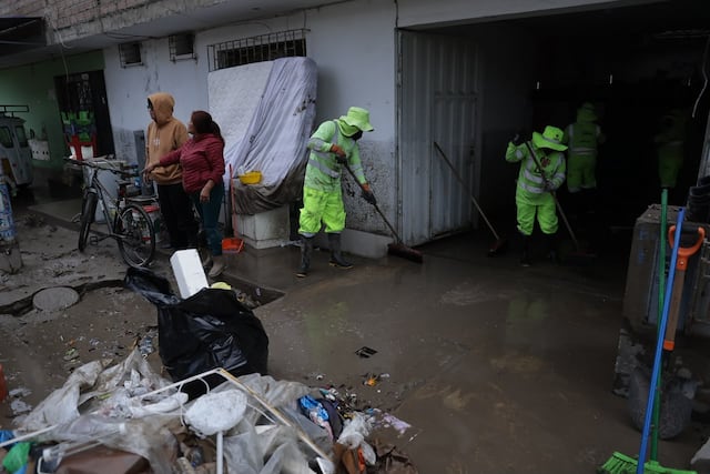 Keiko Fujimori inspecciona zonas afectadas por lluvias en Villa María del Triunfo
