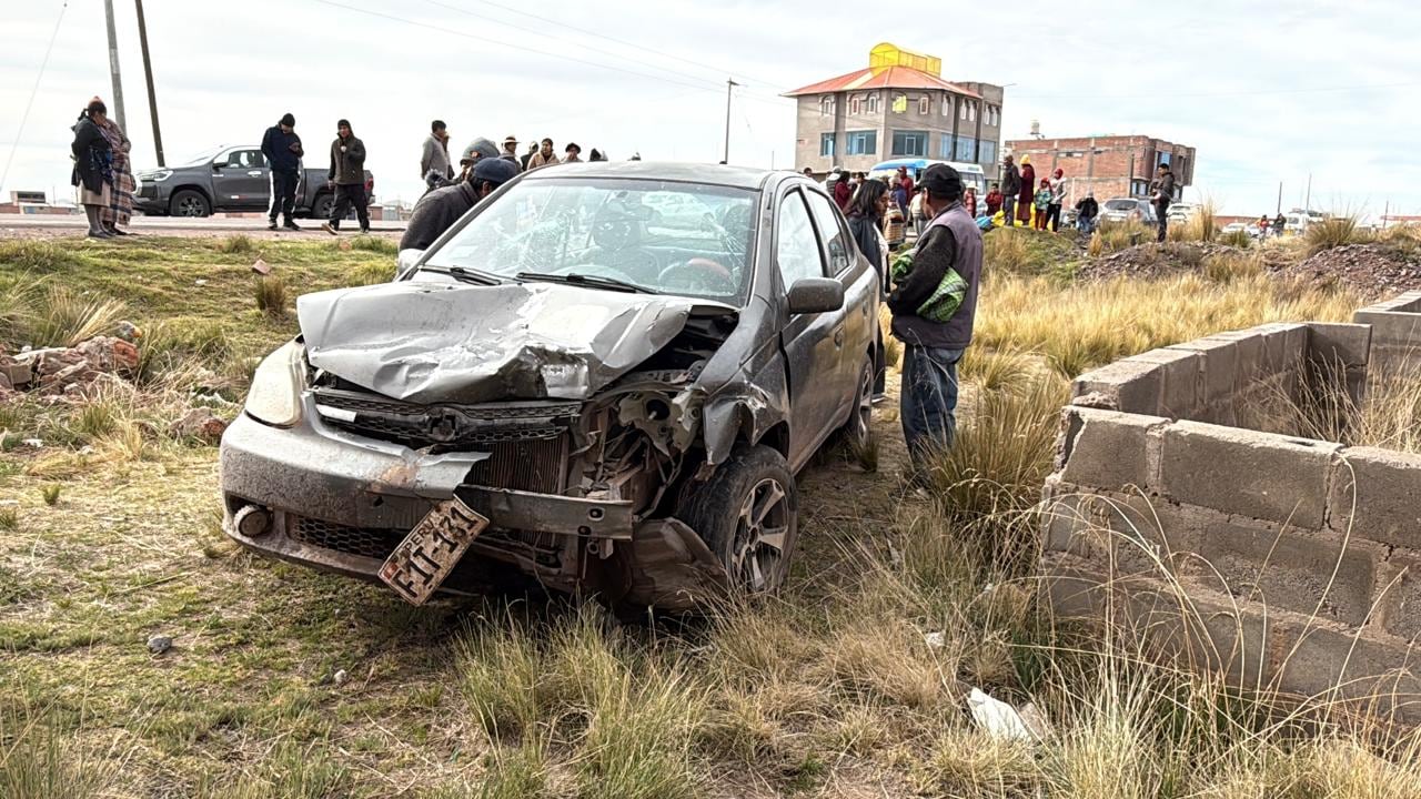 El accidente ocurrió a la altura del kilómetro 6 de la carretera. La víctima viajaba en su triciclo junto a su hijo de 12 años, quien presenció la tragedia.