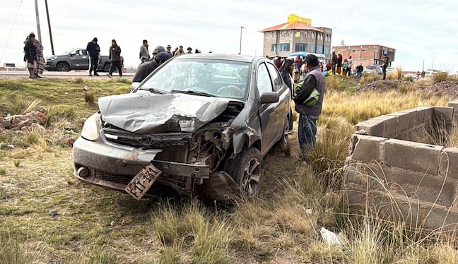 El accidente ocurrió a la altura del kilómetro 6 de la carretera. La víctima viajaba en su triciclo junto a su hijo de 12 años, quien presenció la tragedia.
