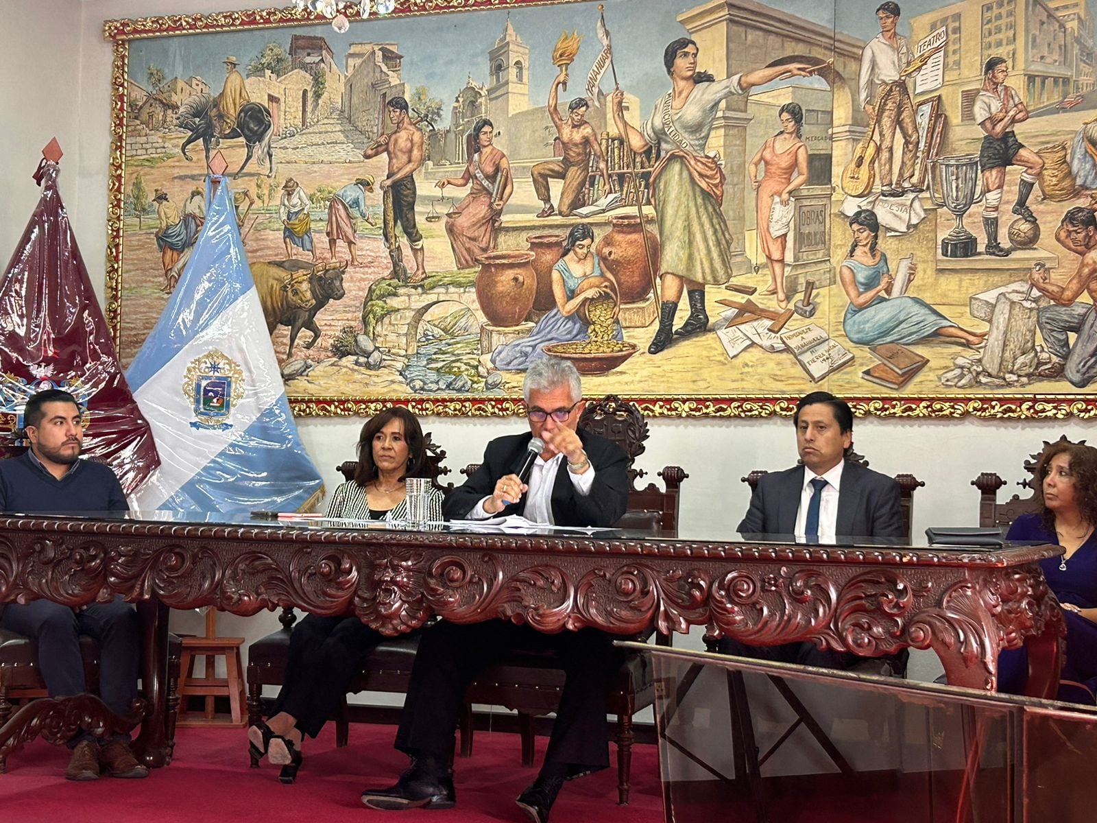 Alcalde Sergio Bolliger y funcionarios del distrito de Yanahuara. Foto: GEC.