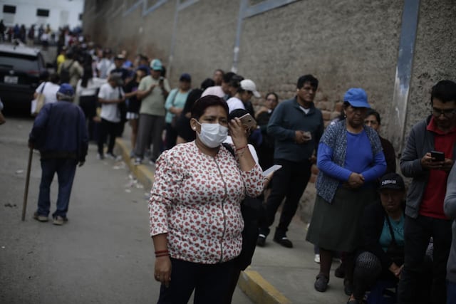 Se apertura las mesas de sufragio en el colegio San Luis Gonzaga de SJM, personas aún tienen quejas por el trabajo del personal de ONPE (Fotos: Julio Reaño/@photo.gec)