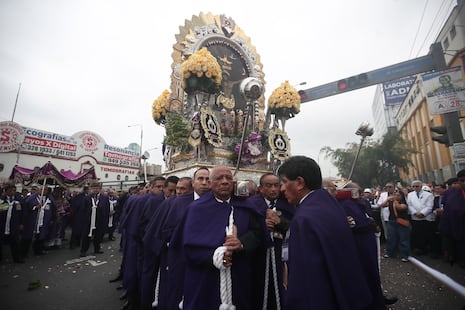 Señor de los Milagros realiza su tercera salida y congrega a miles de fieles en el Cercado de Lima (FOTOS)