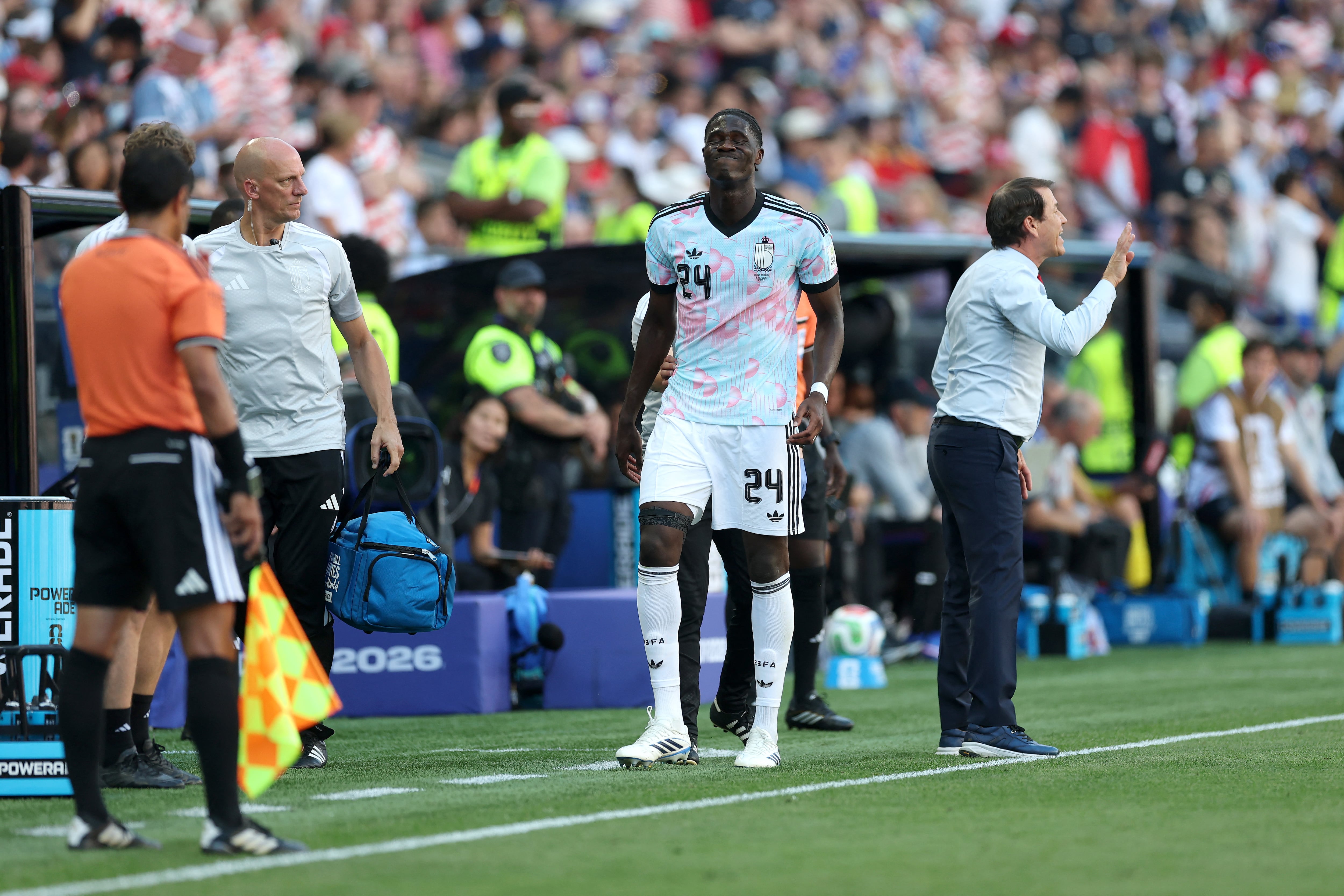SEATTLE, WASHINGTON - JULY 06: Amadou Onana #24 of Belgium reacts after sustaining an injury during the FIFA World Cup 2026 Round of 16 match between USA and Belgium at Seattle Stadium on July 06, 2026 in Seattle, Washington. Jamie Squire/Getty Images/AFP (Photo by JAMIE SQUIRE / GETTY IMAGES NORTH AMERICA / Getty Images via AFP)