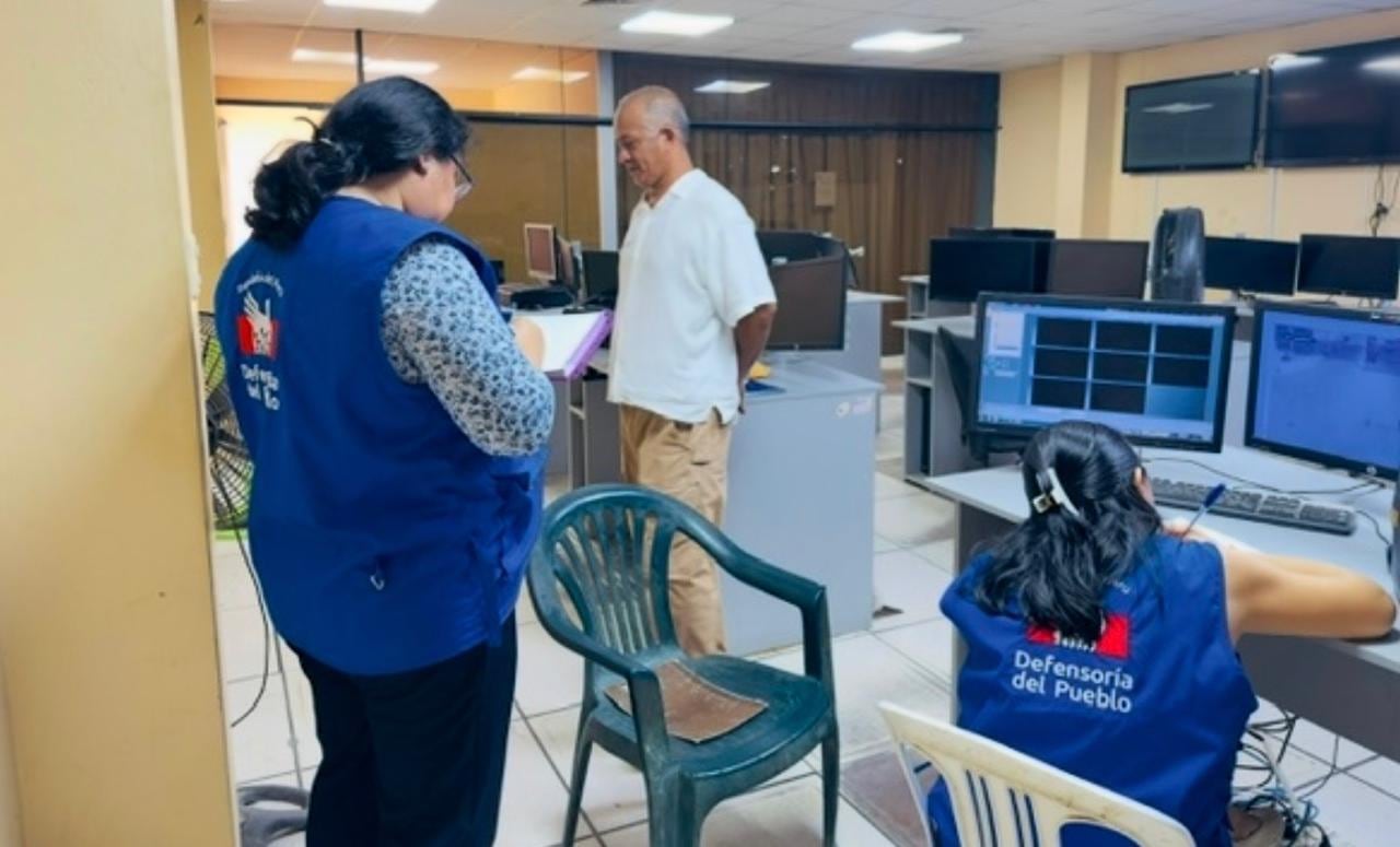 Supervisan las cámaras de seguridad.