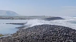 Fuerte oleaje amenaza con inundar cultivos en Camaná (VIDEO)