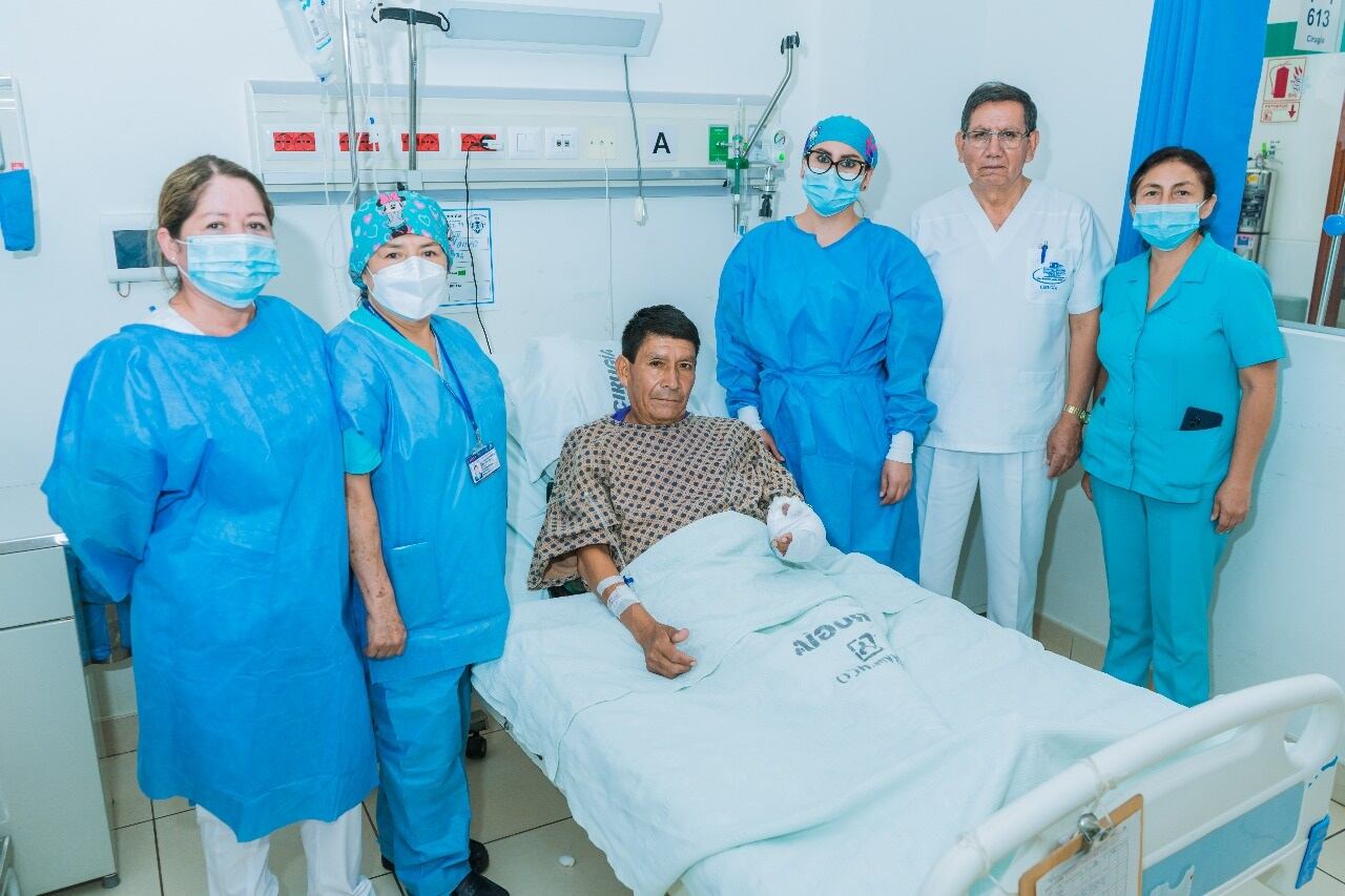 Músico respira feliz porque médicos le reimplantaron el dedo que perdió en un accidente