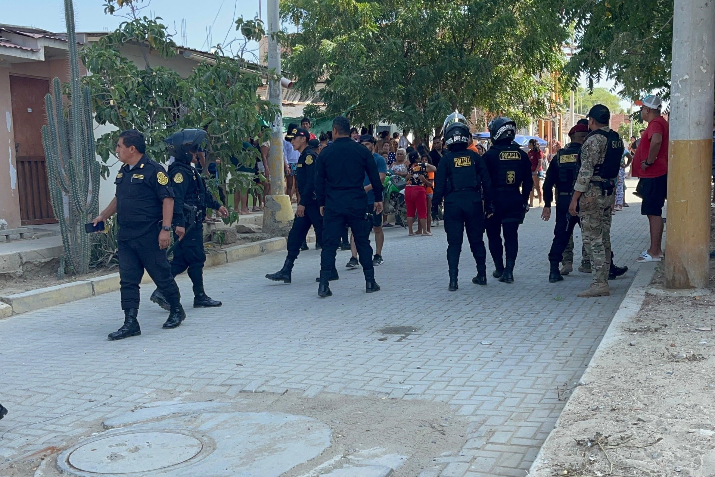 Una camioneta policial terminó con las lunas rotas tras la detención de dos personas