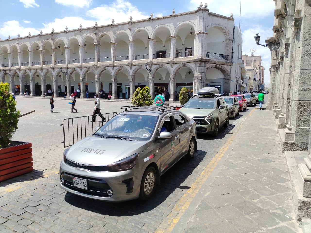 Taxistas en Arequipa anuncian aumento de tarifas hasta 20% por alza del combustible