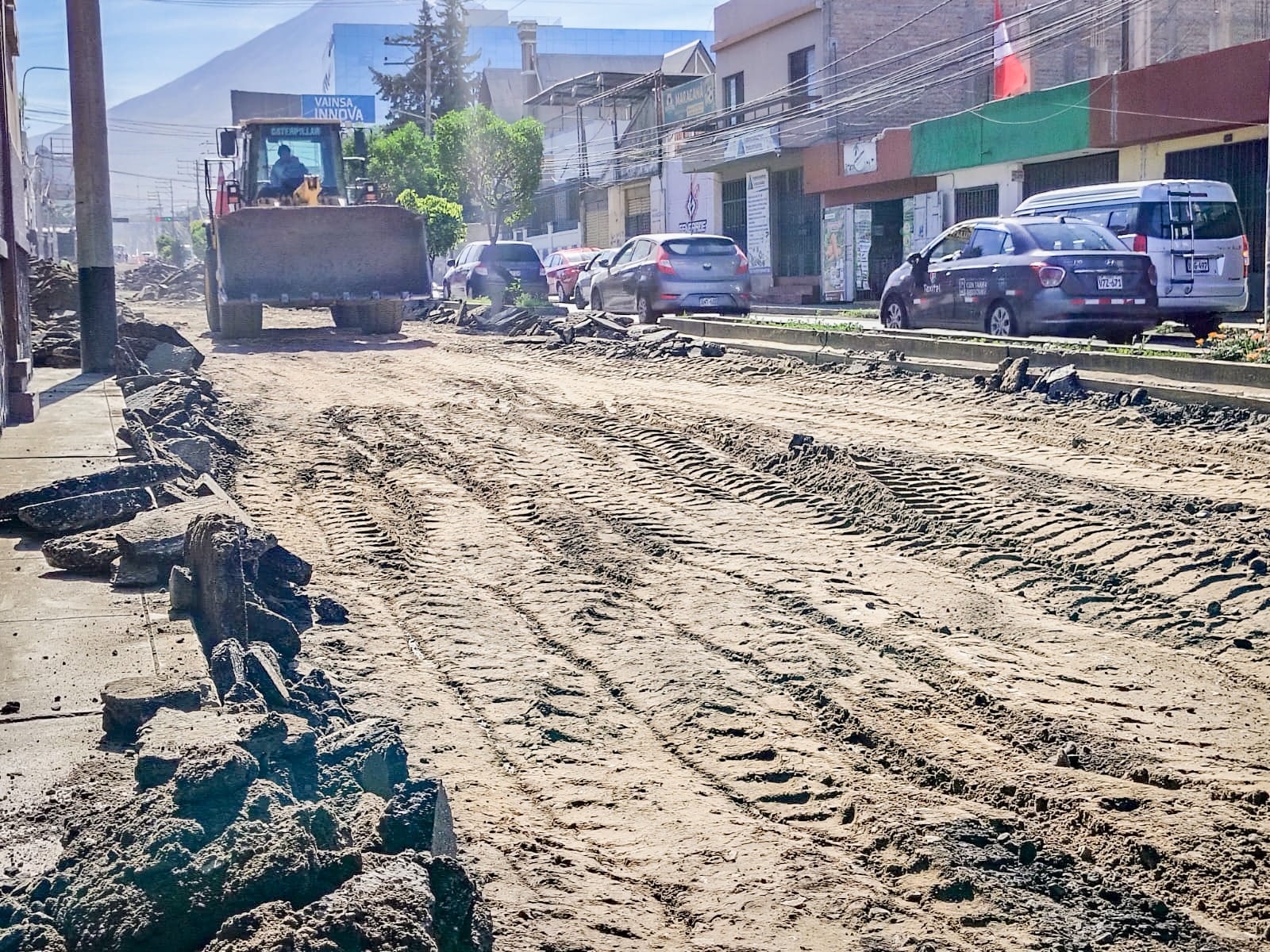 Trabajos de asfaltado en el carril de bajada de la av. Parra, desde el puente Fierro hasta el puente San Isidro. Foto: Municipalidad Provincial de Arequipa.