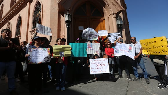 Padres de estudiantes en el colegio San Jerónimo protestaron frente a Arzobispado de Arequipa. Foto: Leonardo Cuito.