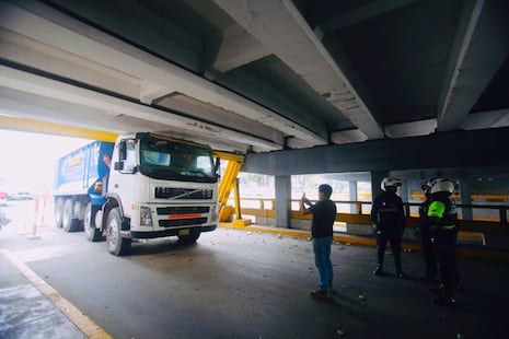 Cercado de Lima: Reportan congestión vehicular en Av. Alfonso Ugarte por tráiler atascado en paso a desnivel