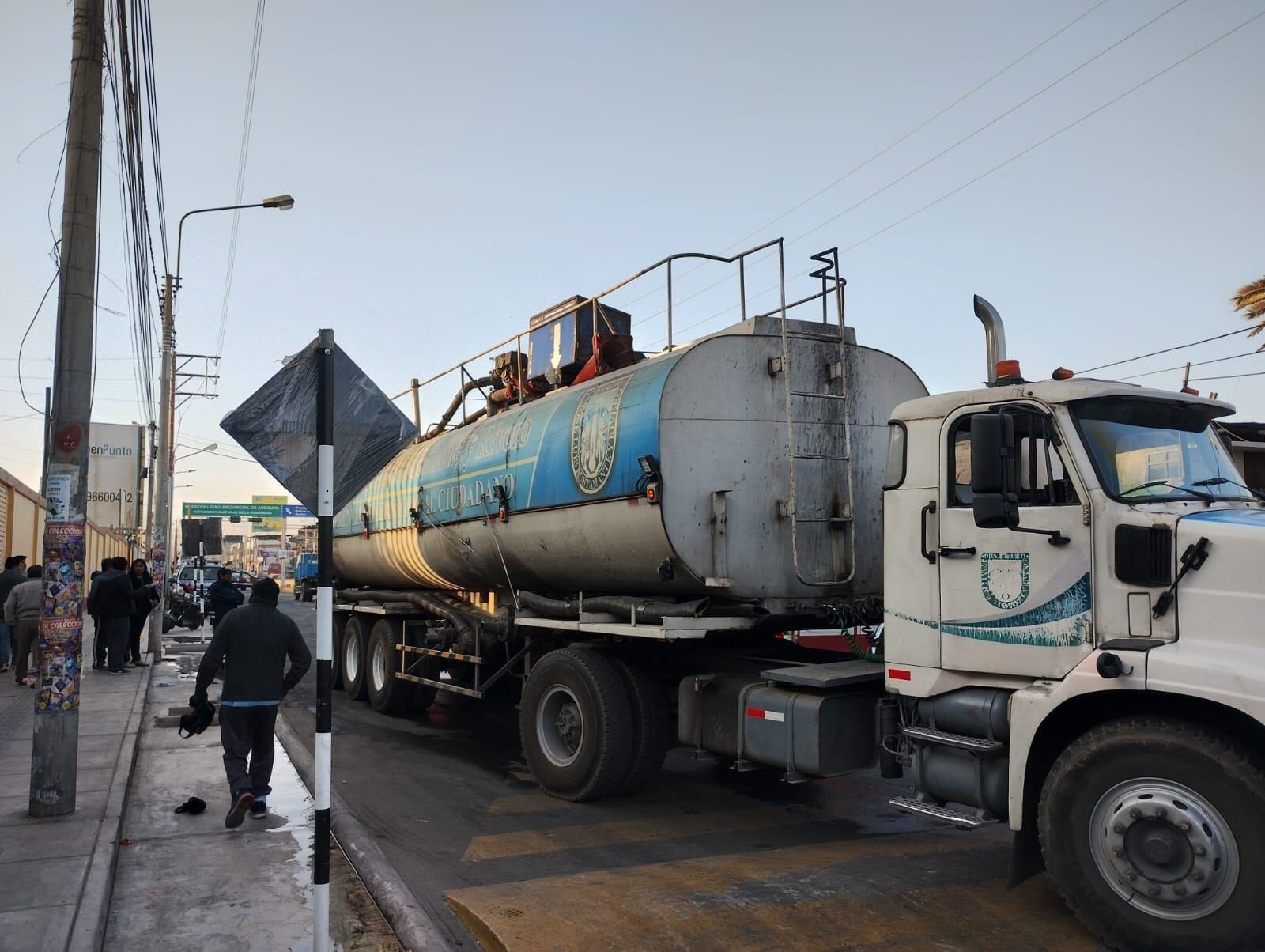Incendio causó daños en 10 negocios. (Foto: GEC)