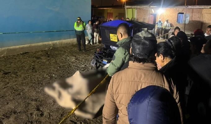 La víctima, identificada como Elvis Junior Reyes Flores, fue atacada por sicarios cuando salía de una fiesta en la urbanización Nery. La Policía investiga el móvil del crimen.