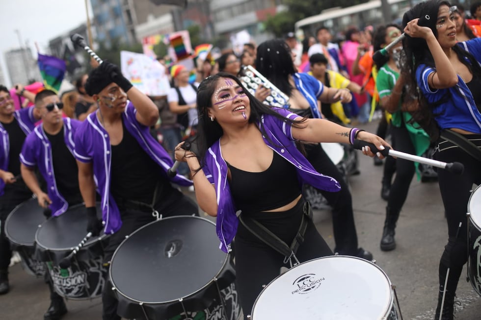 Color, música y diversidad marcaron la multitudinaria Marcha del Orgullo LGBTI+ en la capital