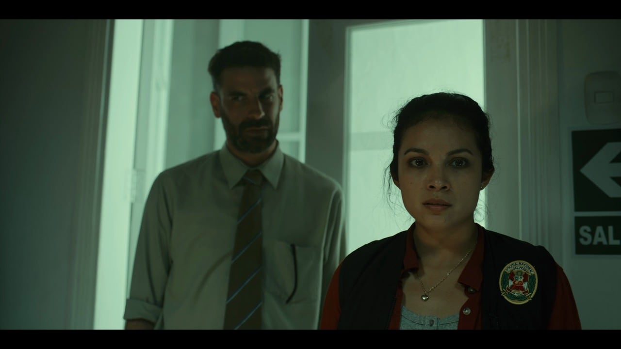 El filme combina misterio sobrenatural e investigación policial en una historia inspirada en mitos urbanos amazónicos.