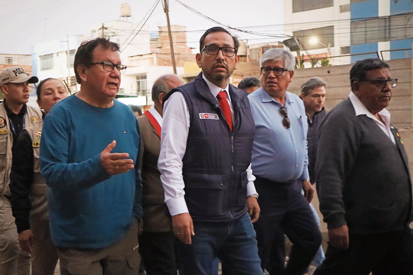 Funcionario visitó el viejo edificio y la nueva infraestructura paralizada. (Foto: Difusión)