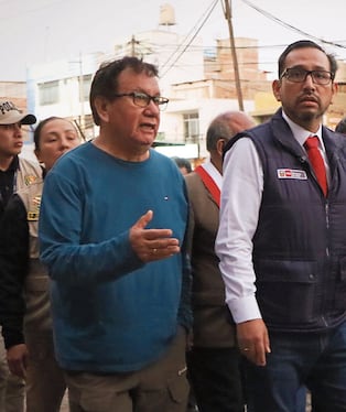 Funcionario visitó el viejo edificio y la nueva infraestructura paralizada. (Foto: Difusión)