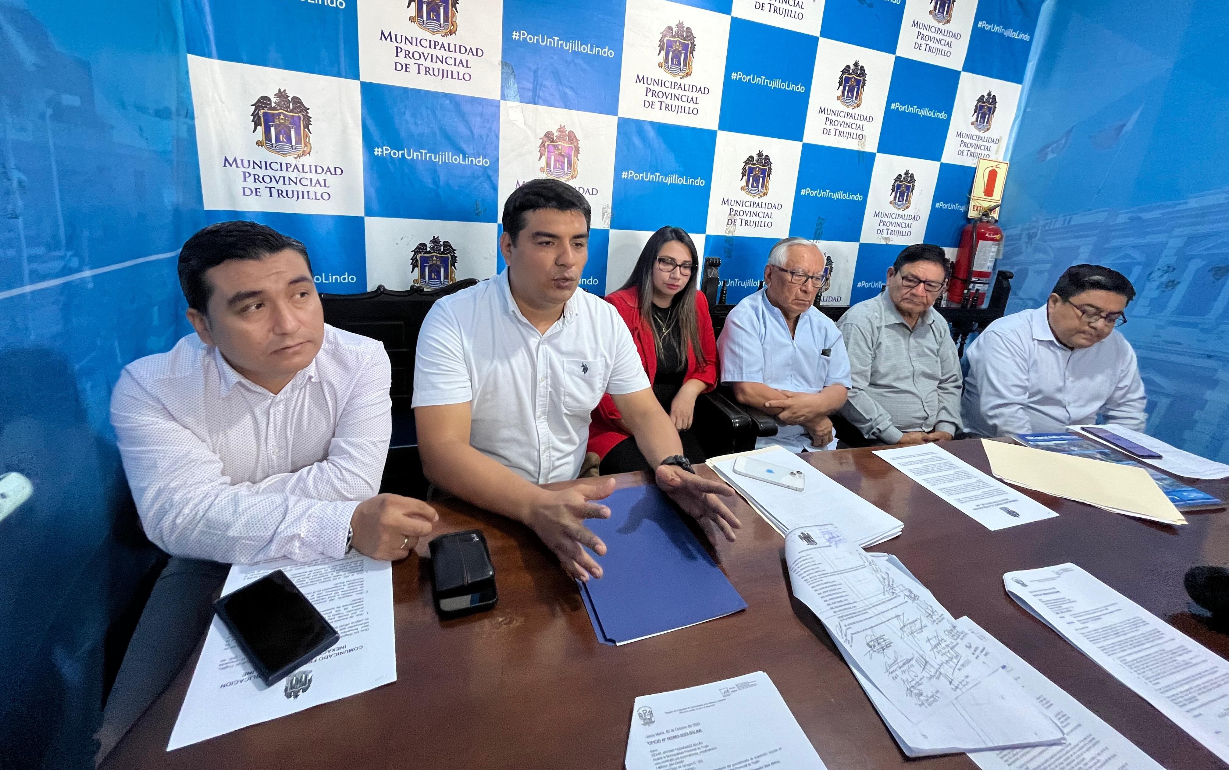 El alcalde de Trujillo sonríe por lío entre el Concejo y el JNE. Ambas instancias emiten pronunciamientos deslindando responsabilidad sobre la todavía permanencia de la primera autoridad de la ciudad.