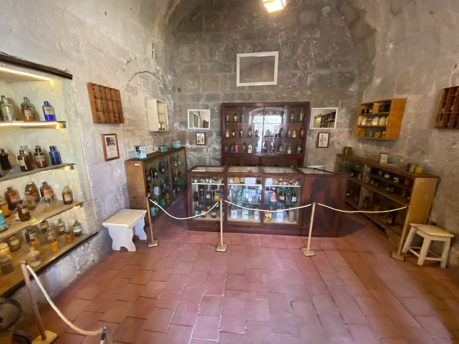 Farmacia del siglo XIX en Tambo La Cabezona. Foto: Omar Cruz/GEC.