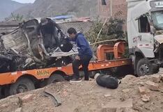 La Libertad: Volquete colisiona contra tráiler y destruye dos viviendas en Poroto (VIDEO)